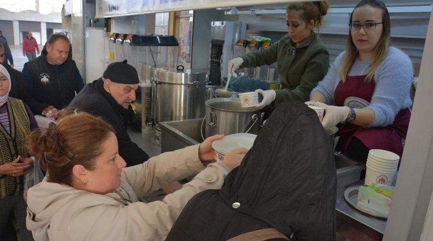 Efeler Belediyesinin Pazarcı Esnafına &Ccedil;orba İkramı Memnuniyetle Karşılanıyor