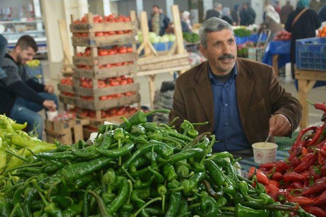 Efeler Belediyesinin Pazarcı Esnafına Çorba İkramı Memnuniyetle Karşılanıyor