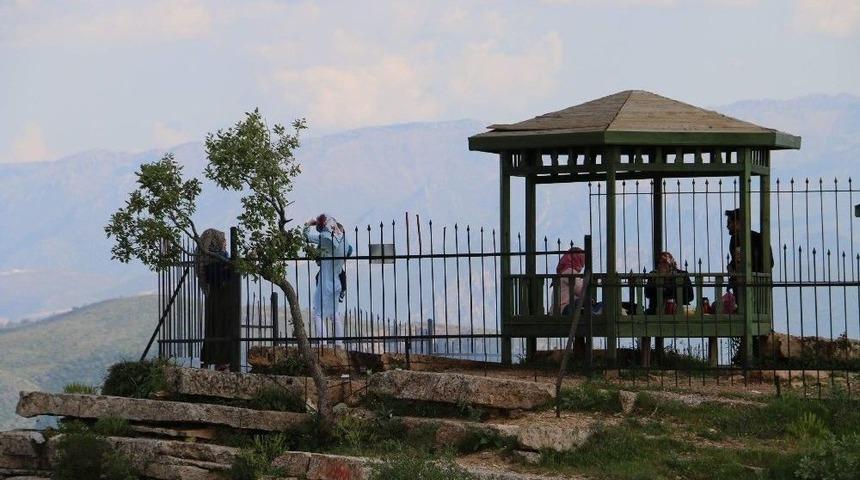 Siirt&rsquo;te Sıcaklardan Bunalanlar Kale&rsquo;ye Ka&ccedil;tı