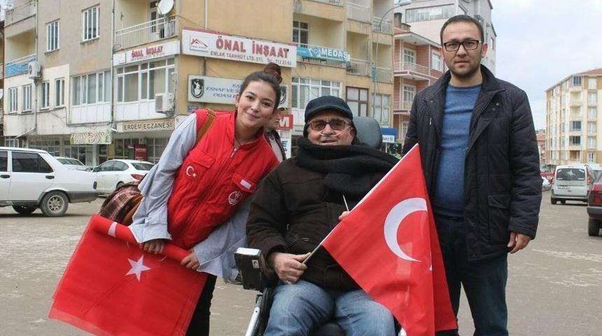 Kaman&rsquo;da Gen&ccedil;ler Esnafa Bayrak Dağıttı