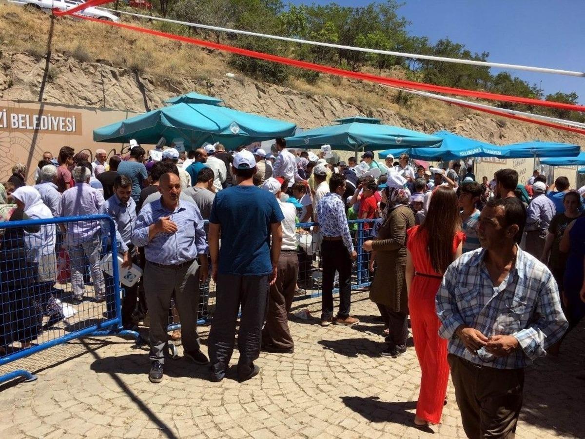 Evliyalar G&uuml;n&uuml;nde 50 Kazan Etli Pilav Dağıtıldı