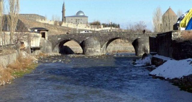 Kars Çayı’nın Buzları Erken Çözüldü