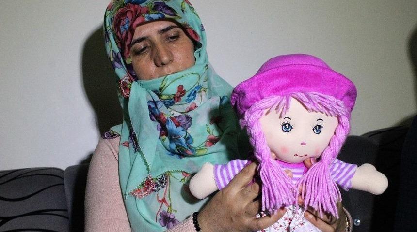 Yıllardır Bebekleri Olmayan &Ccedil;ift Oyuncak Bebekle Avunuyor