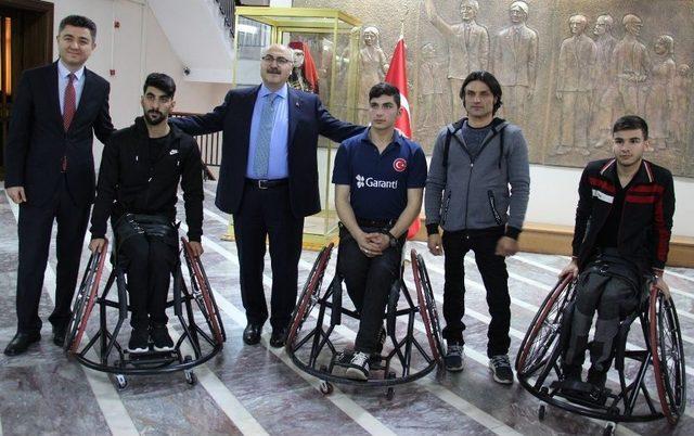 Aydın Valiliği Engelli Sporcuların Tekerlekli Sandalye İhtiyacını Giderdi