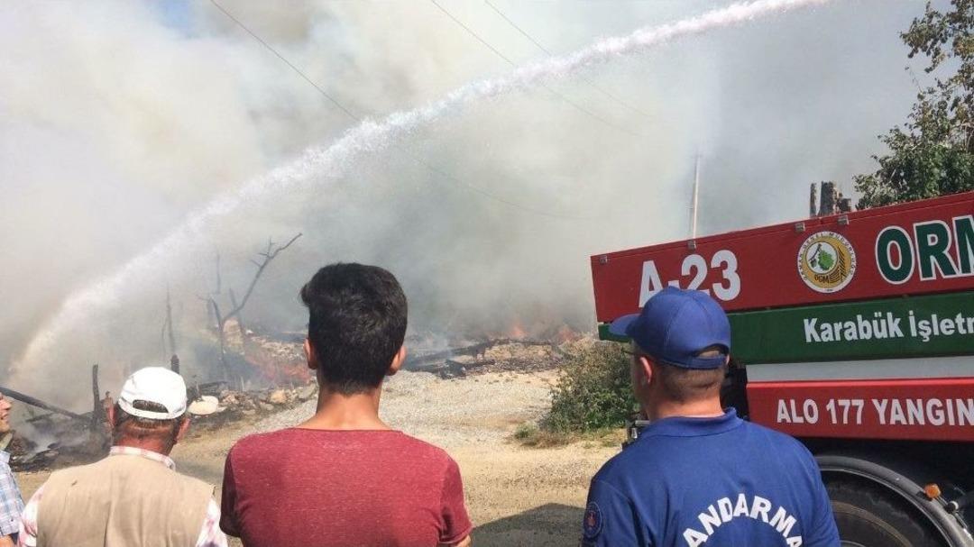 Karab&uuml;k&rsquo;te K&ouml;y Yangını: Ekiplerin &Ccedil;alışması S&uuml;r&uuml;yor