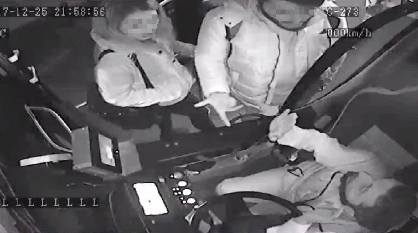 (&ouml;zel Haber) Ağabeyinin İndirimli Kartıyla Otob&uuml;se Binmeye &Ccedil;alışan Kadın Yakalandı