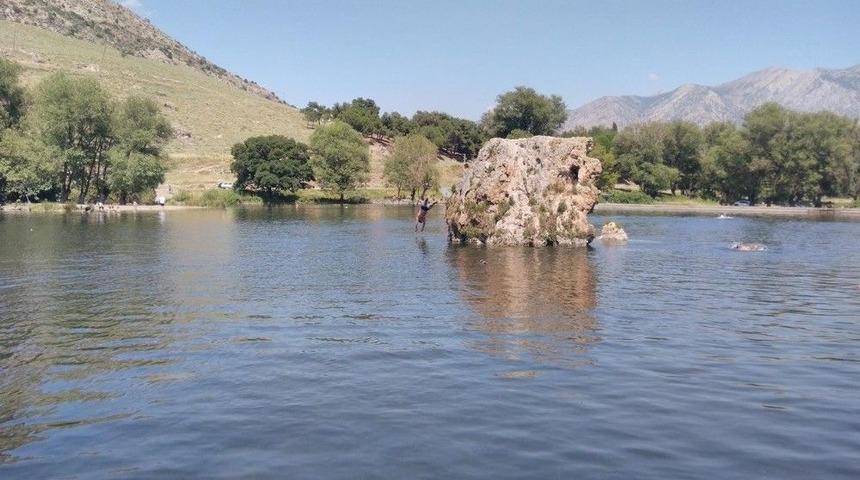 Sıcaktan Bunalanlar Işıklı G&ouml;l&uuml;nde Serinledi