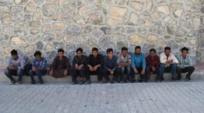 Başkale&rsquo;de 27 Ka&ccedil;ak Şahıs Yakalandı