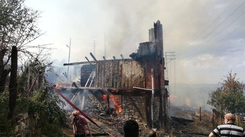 Eve Düşen Yıldırım, 30 Hanelik Köyü Yok Ediyordu