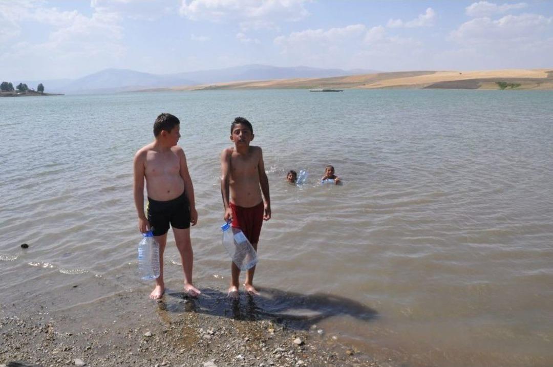 Pet Bidonlardan Can Simidi Yapan &Ccedil;ocukların Y&uuml;zme Keyfi