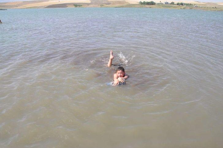 Pet Bidonlardan Can Simidi Yapan Çocukların Yüzme Keyfi G1