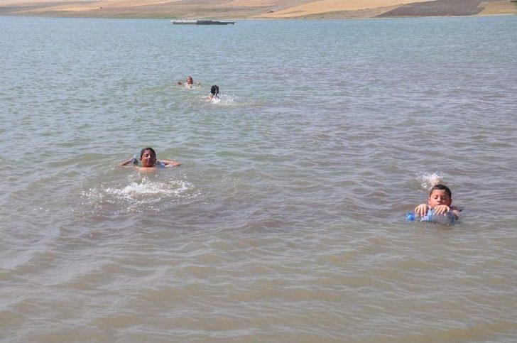 Pet Bidonlardan Can Simidi Yapan Çocukların Yüzme Keyfi G2