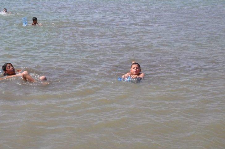 Pet Bidonlardan Can Simidi Yapan Çocukların Yüzme Keyfi G3