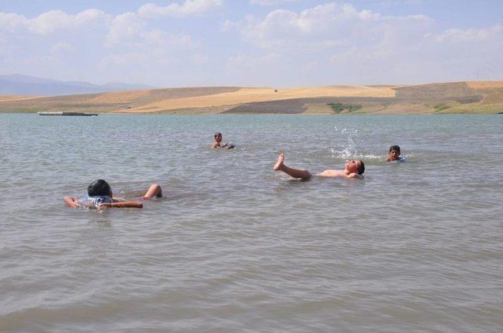 Pet Bidonlardan Can Simidi Yapan Çocukların Yüzme Keyfi G4