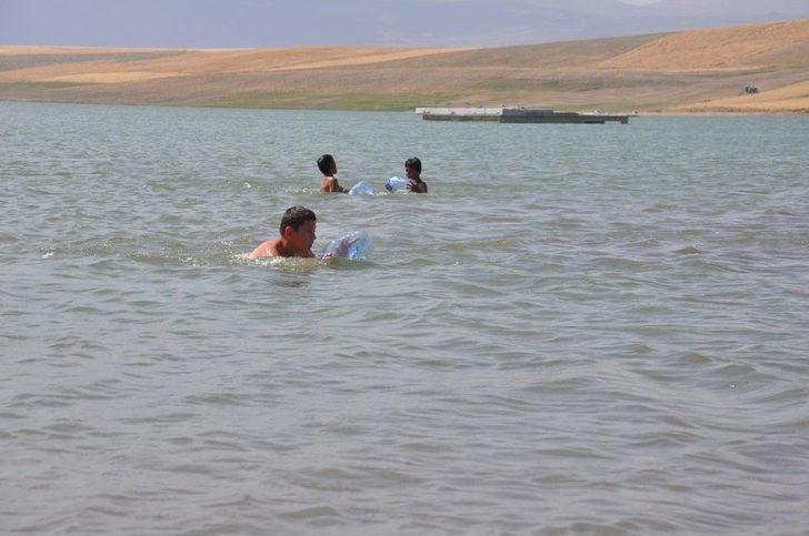 Pet Bidonlardan Can Simidi Yapan Çocukların Yüzme Keyfi G5