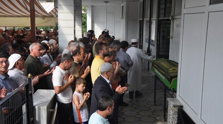 Tatil Yaptıkları Otelin Havuzunda Boğulan Minik Berkay Toprağa Verildi