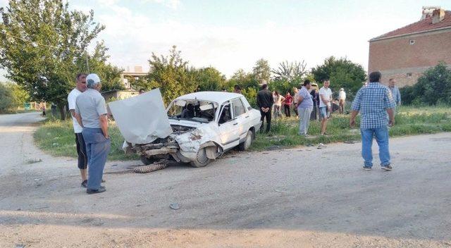 Denizli’de İki Otomobil Kafa Kafaya Çarpıştı: 5 Yaralı