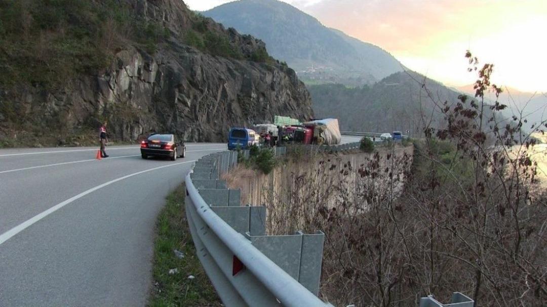 Artvin&rsquo;de Ot Y&uuml;kl&uuml; Kamyonların Kazaları Korkutuyor