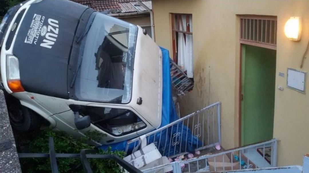 Yokuş Aşağı Kayan Kamyonet Eve Girdi: 10 Yaralı