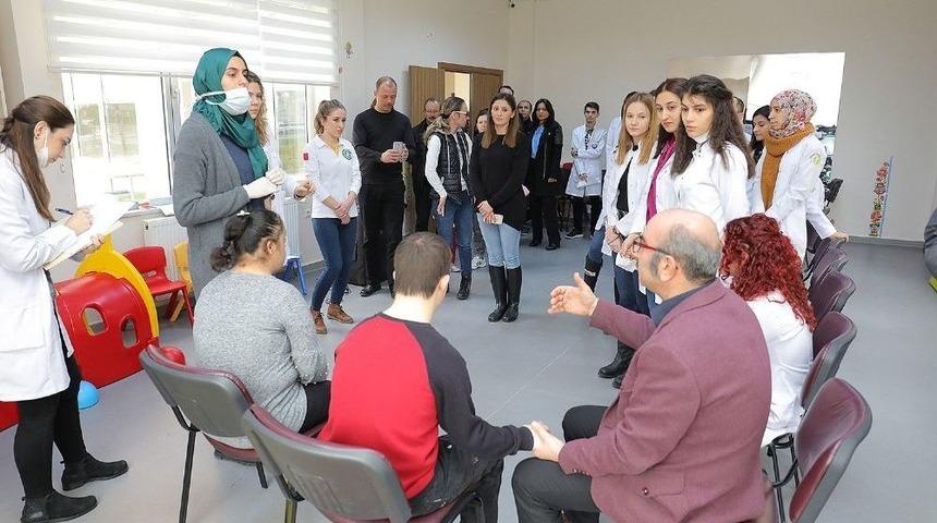 Engelli &Ccedil;ocuklara Ağız Diş Sağlığı Kontrol Ve Muayenesi