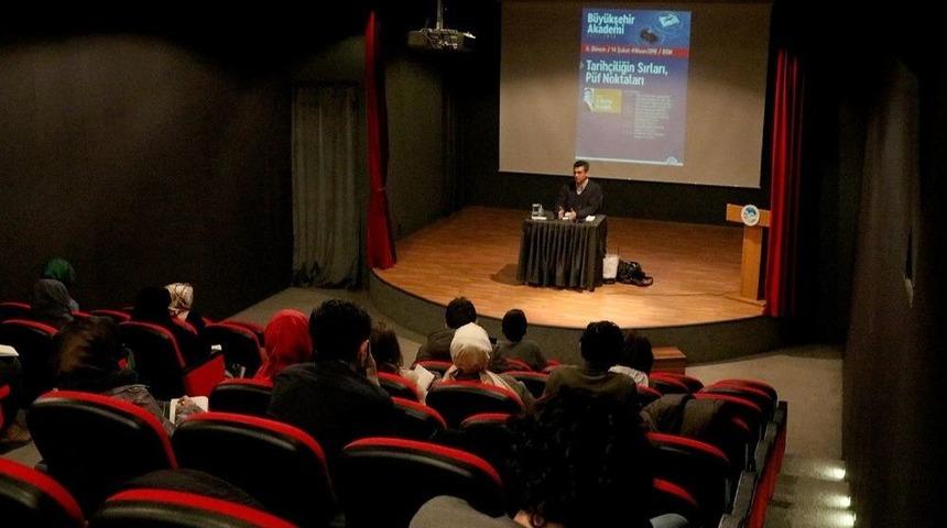 Osm&rsquo;de &lsquo;akademide Tarih&ccedil;iliğin Sırları&rsquo; Konuşuldu