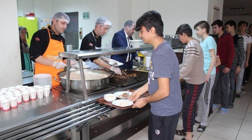 Kaymakam Karataş, &Ouml;ğrencilere Yemek Dağıttı