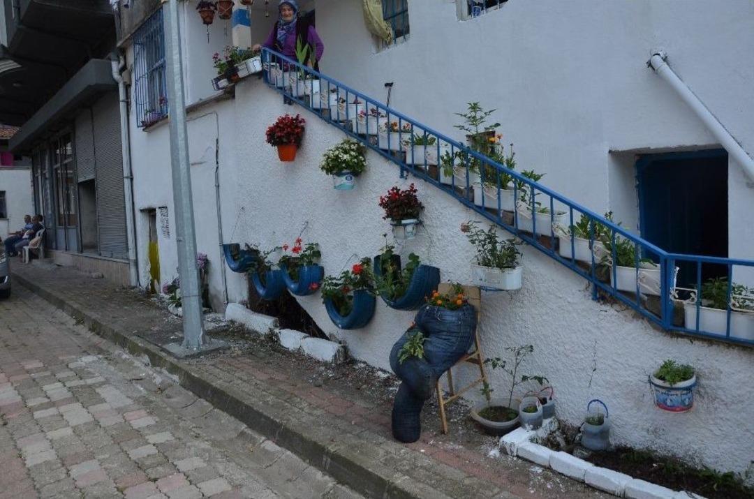 Ordu&rsquo;da İlgin&ccedil; Saksılar Evlerin &Ouml;n&uuml;n&uuml; S&uuml;sl&uuml;yor