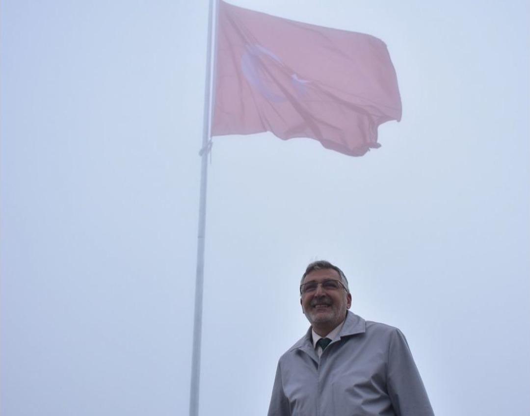 İn&ouml;n&uuml; İl&ccedil;esinde Dev T&uuml;rk Bayrağı G&ouml;nlere &Ccedil;ekildi