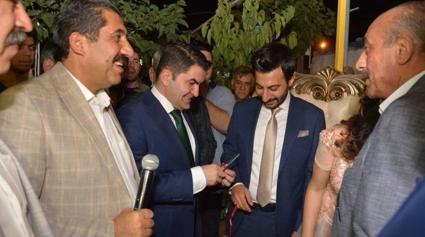 Nişan Y&uuml;z&uuml;klerini Belediye Başkanı Taktı