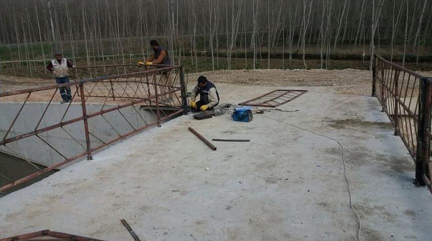 Karasu &Ccedil;ayı K&ouml;pr&uuml;s&uuml;n&uuml;n Korkulukları Yapılıyor