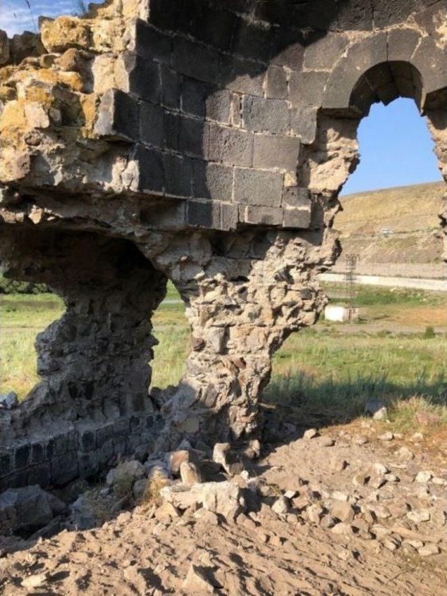 Kars’ta, Defineciler Kiliseyi Kazdı