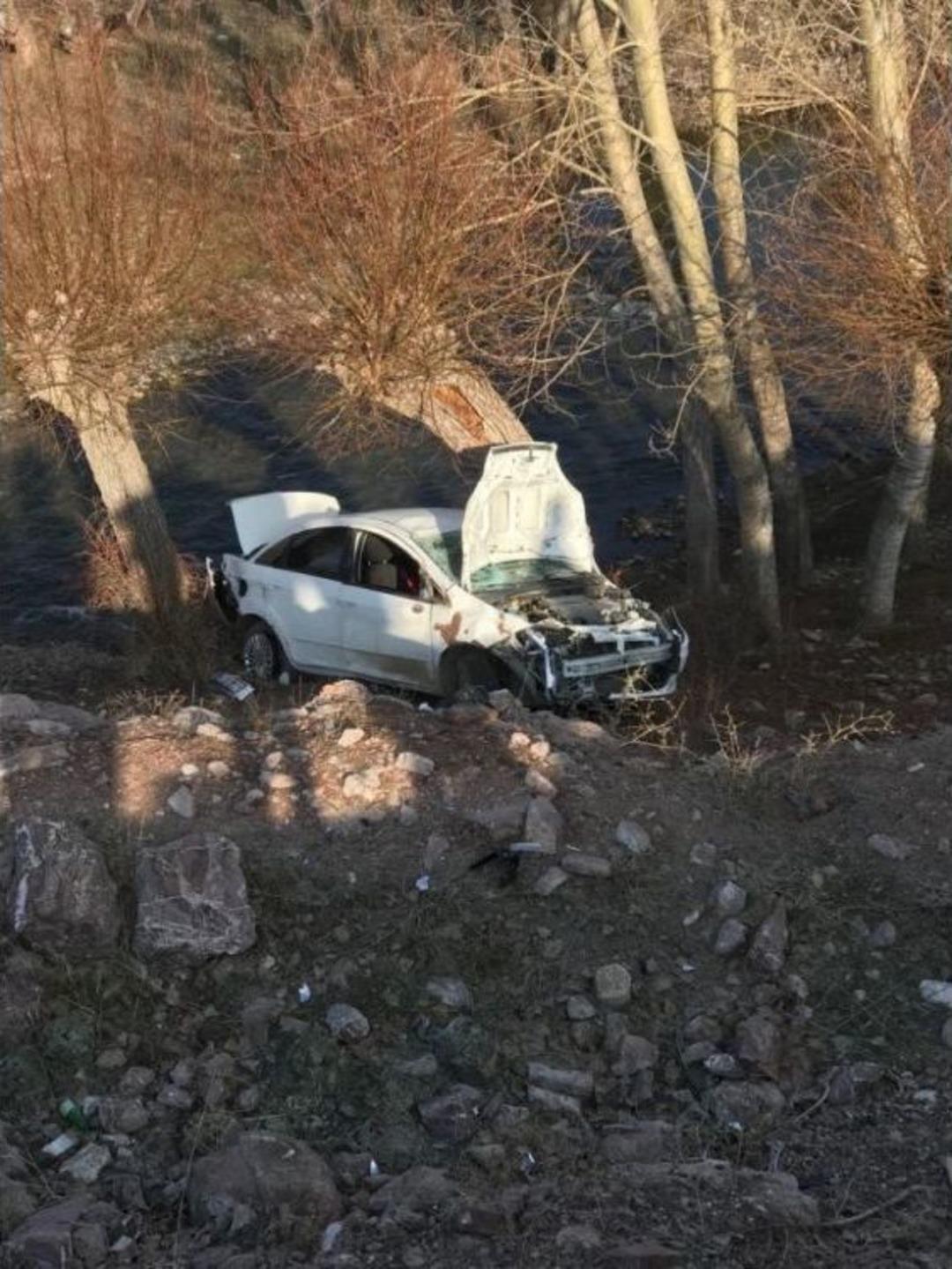 Otomobil Dere Yatağındaki Ağa&ccedil;lara &Ccedil;arptı: 3 &Ouml;l&uuml;