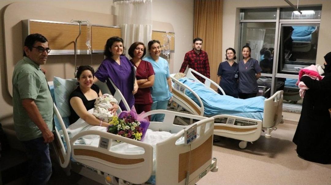 (&ouml;zel) Biri Hristiyan Diğeri M&uuml;sl&uuml;man İki Kadın Aynı Anda Doğum Yaptı