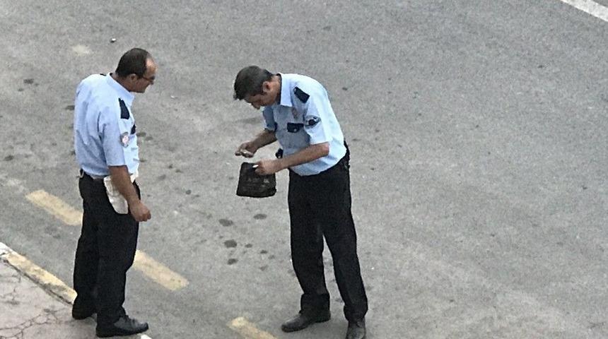 Yola Fırlayan El &Ccedil;antasına Polis El Koydu