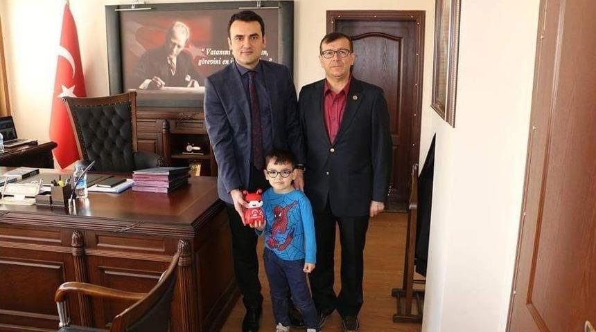 Kumbarasında Bir Yıldır Biriktirdiği Parayı Mehmet&ccedil;ik Vakfı Hesabına Yatırdı