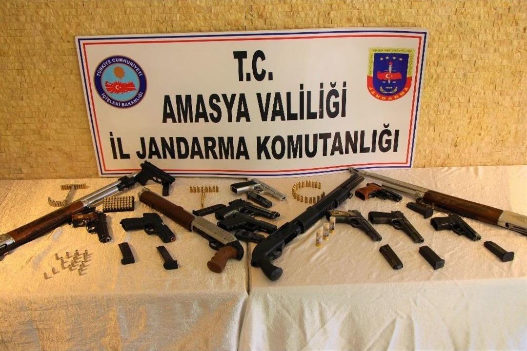 Amasya&rsquo;da Jandarmadan &lsquo;d&uuml;ğ&uuml;n Dernek&rsquo; Operasyonu: 14 Silaha El Konuldu, 9 G&ouml;zaltı