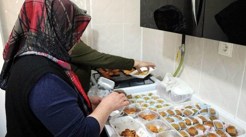 Bağımsız Doğu T&uuml;rkistanlılar Derneği&rsquo;nde &rsquo;pilav G&uuml;n&uuml;&rsquo;