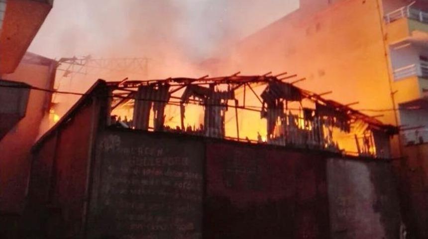 &Uuml;mraniye&rsquo;de Sunta İmalathanesinde &Ccedil;ıkan Yangın Korkuttu