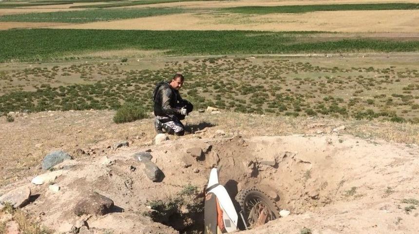 Motosiklet Turu Yaparken Define &Ccedil;ukuruna D&uuml;ş&uuml;p Yaralandı