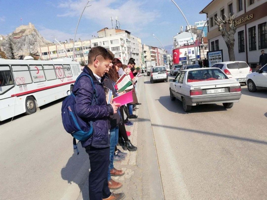 &Uuml;niversite &Ouml;ğrencileri Yol Ortasında Kitap Okudu