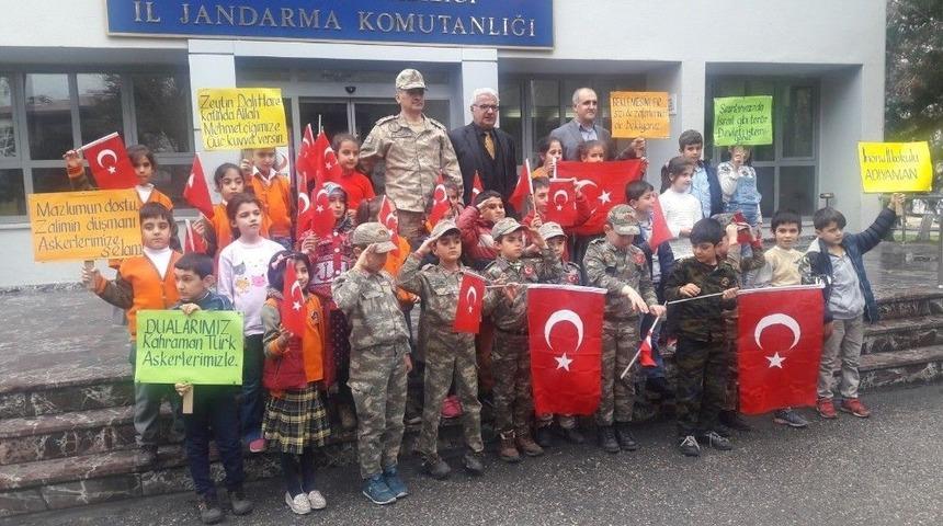 İlkokul &Ouml;ğrencileri Askerleri Yalnız Bırakmadı