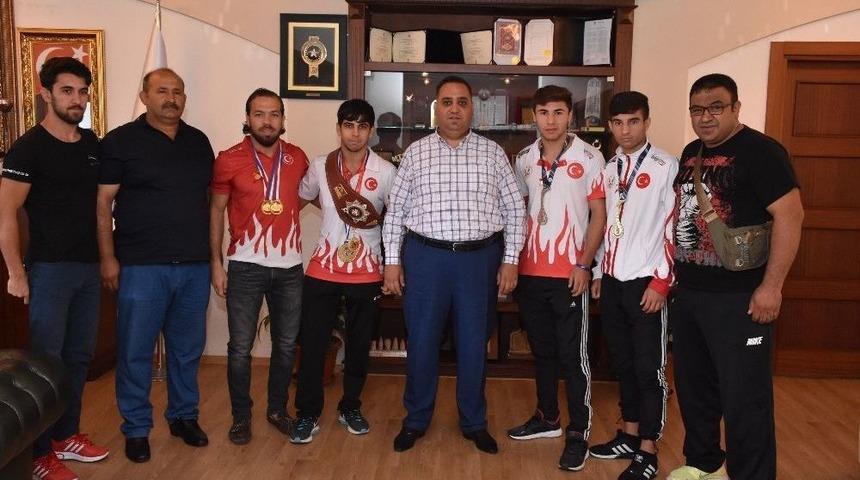 Başkan Can, Şampiyonları &Ouml;d&uuml;llendirdi