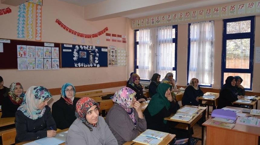 Engelli Torunuyla Aynı Sınıfta Okuma-yazma &Ouml;ğreniyor