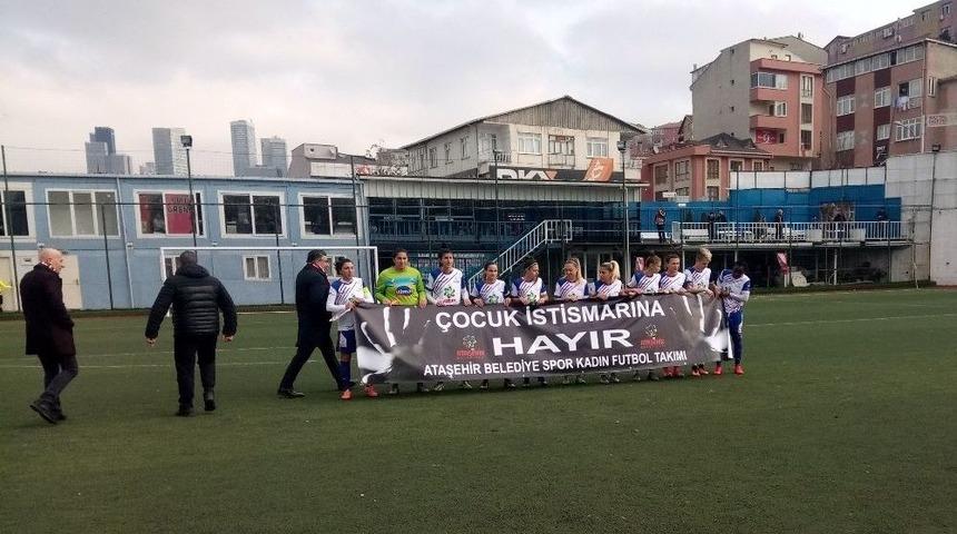 Kadın Futbolcular, Ma&ccedil;a &Ccedil;ıkmadan &lsquo;cinsel İstismara Hayır&rsquo; Pankartı A&ccedil;tı