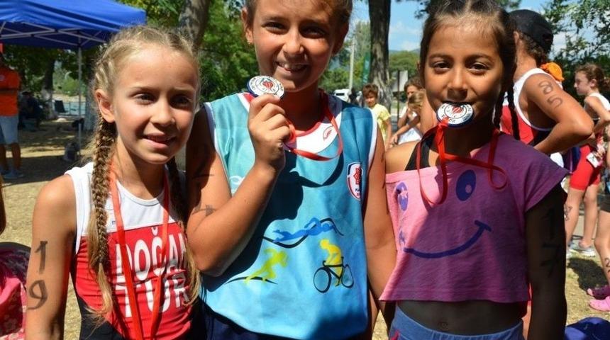 İznik Triatlonu Şampiyonlarına &Ccedil;ini Madalya