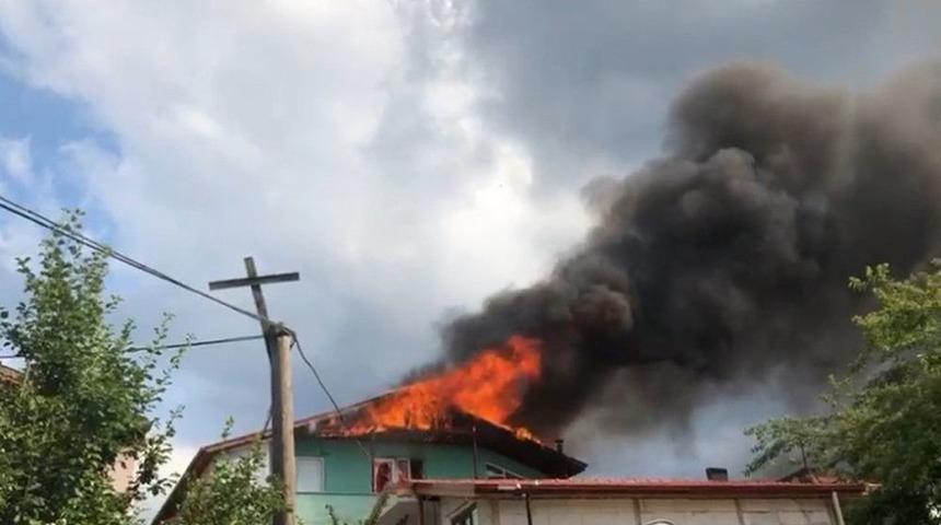 Sakarya’da Evin Çatısı Cayır Cayır Yandı