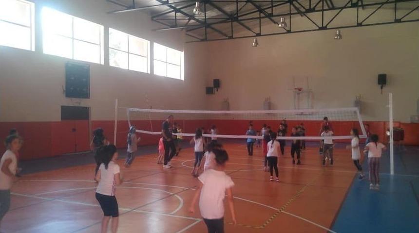 Yetenekli Minik Voleybolculara Antren&ouml;r Desteği
