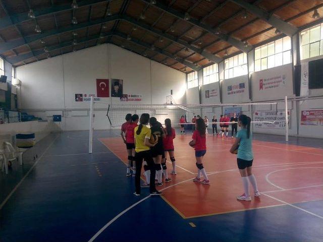 Yetenekli Minik Voleybolculara Antrenör Desteği