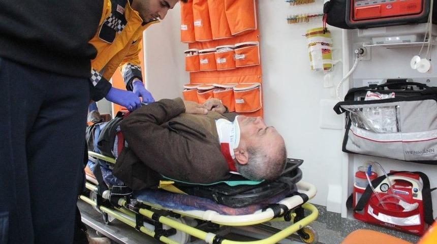 Kontrolden &Ccedil;ıkan Ticari Ara&ccedil; Demir Bariyerlere Saplandı: 1 Yaralı