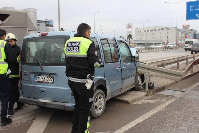 Kontrolden Çıkan Ticari Araç Demir Bariyerlere Saplandı: 1 Yaralı